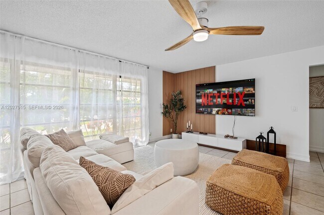 Foto del edificio - 8101 W Lake Dr
