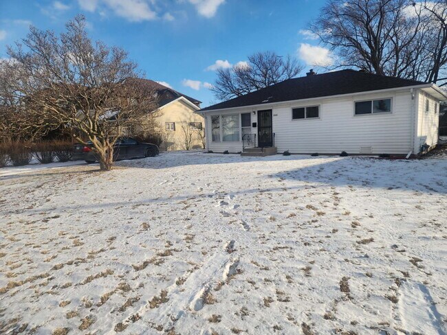 Foto del edificio - 8235 W Summerdale Ave