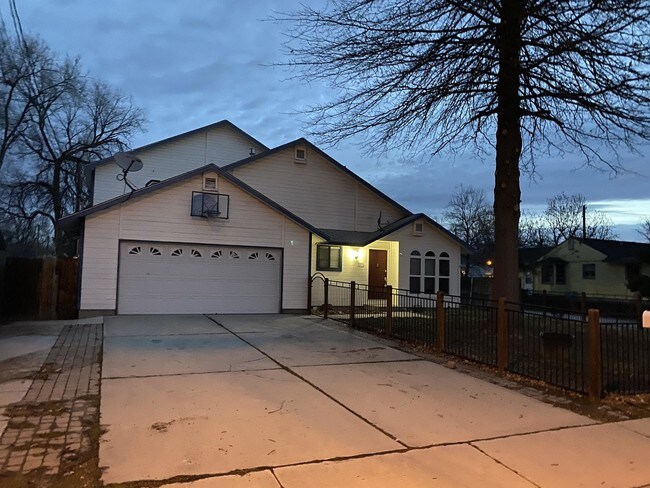 Foto del edificio - 1300 W Targee St