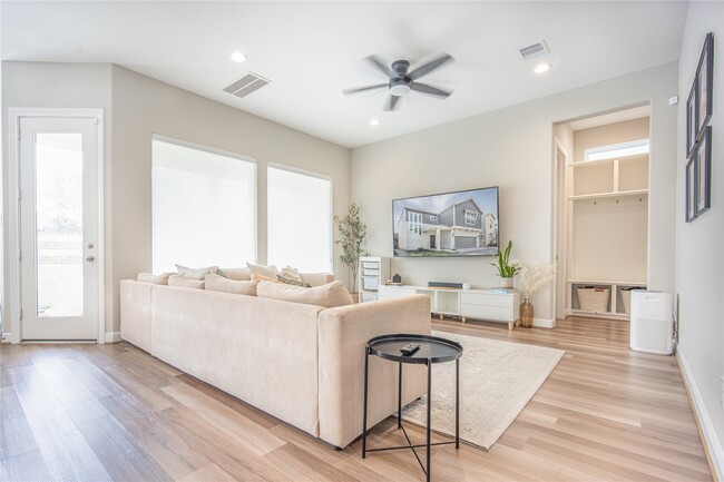 Building Photo - 9907 Prairie Silo Ln