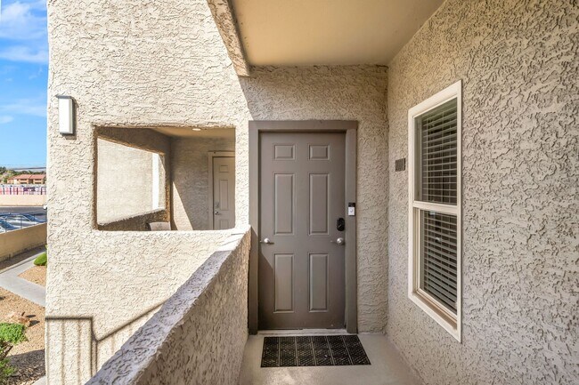 Foto del edificio - Modern Resort-Style Living in a Beautifully Renovated Gated Community Retreat!