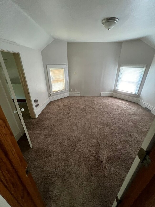 Foto del edificio - Large 4 bedroom house east of campus for A...