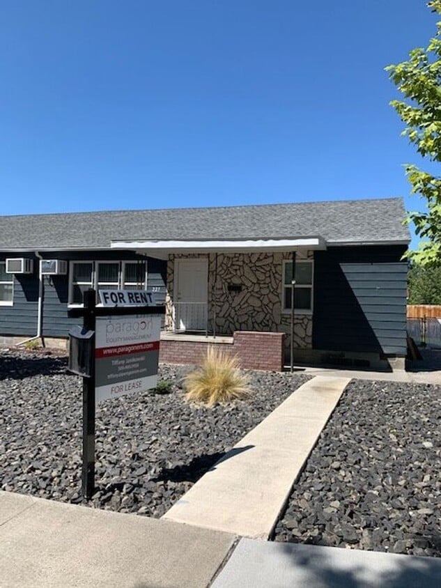 Foto principal - 3 bd., 2 bath remodeled Duplex