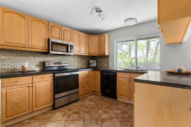 Foto del edificio - 2501 Redleaf Ln