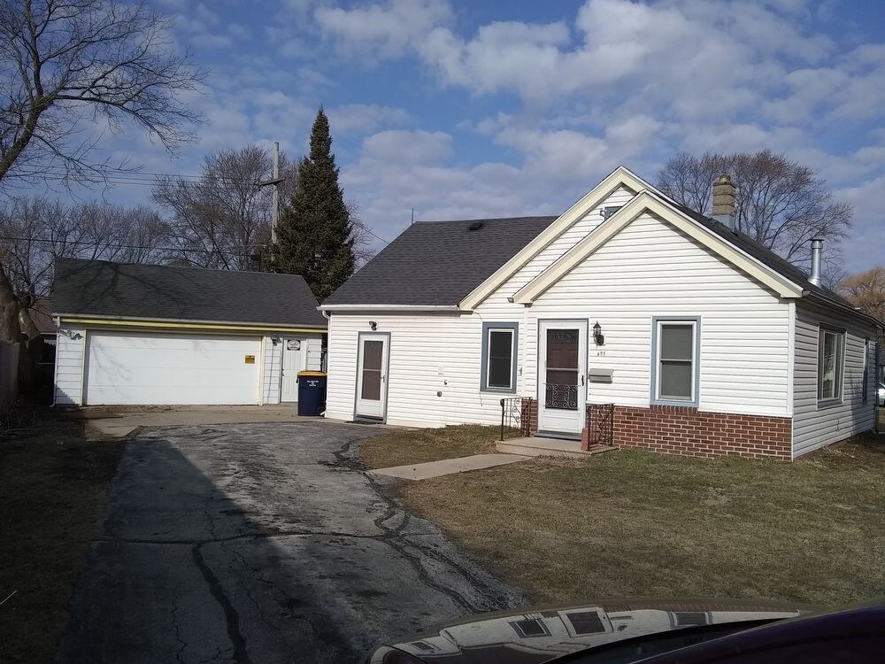 Primary Photo - 605 S 104th St