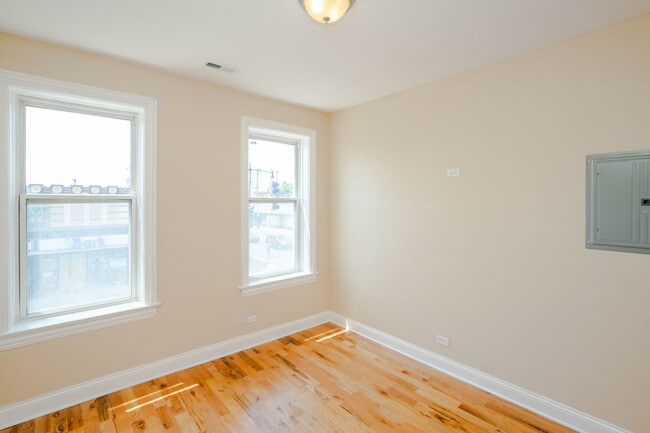 Building Photo - 5556 W Belmont Ave