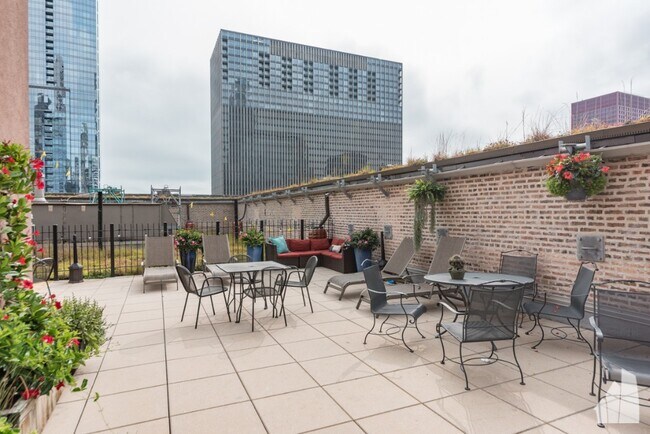 Building Photo - 8 W Monroe St