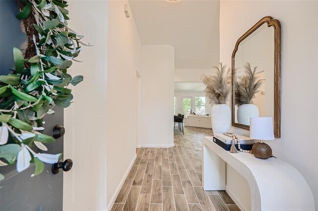 Building Photo - 906 Moon Glow Dr