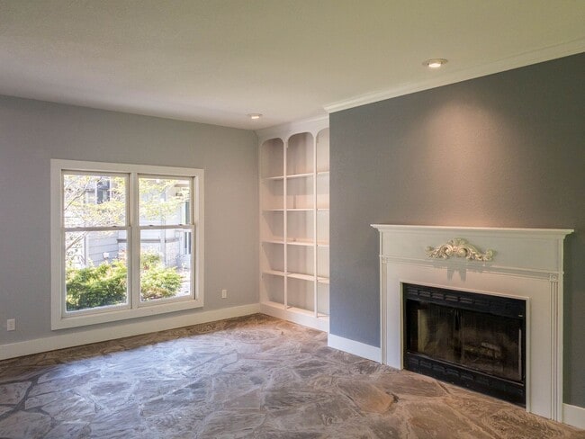 Building Photo - Beautiful Three Bedroom with Stunning View...