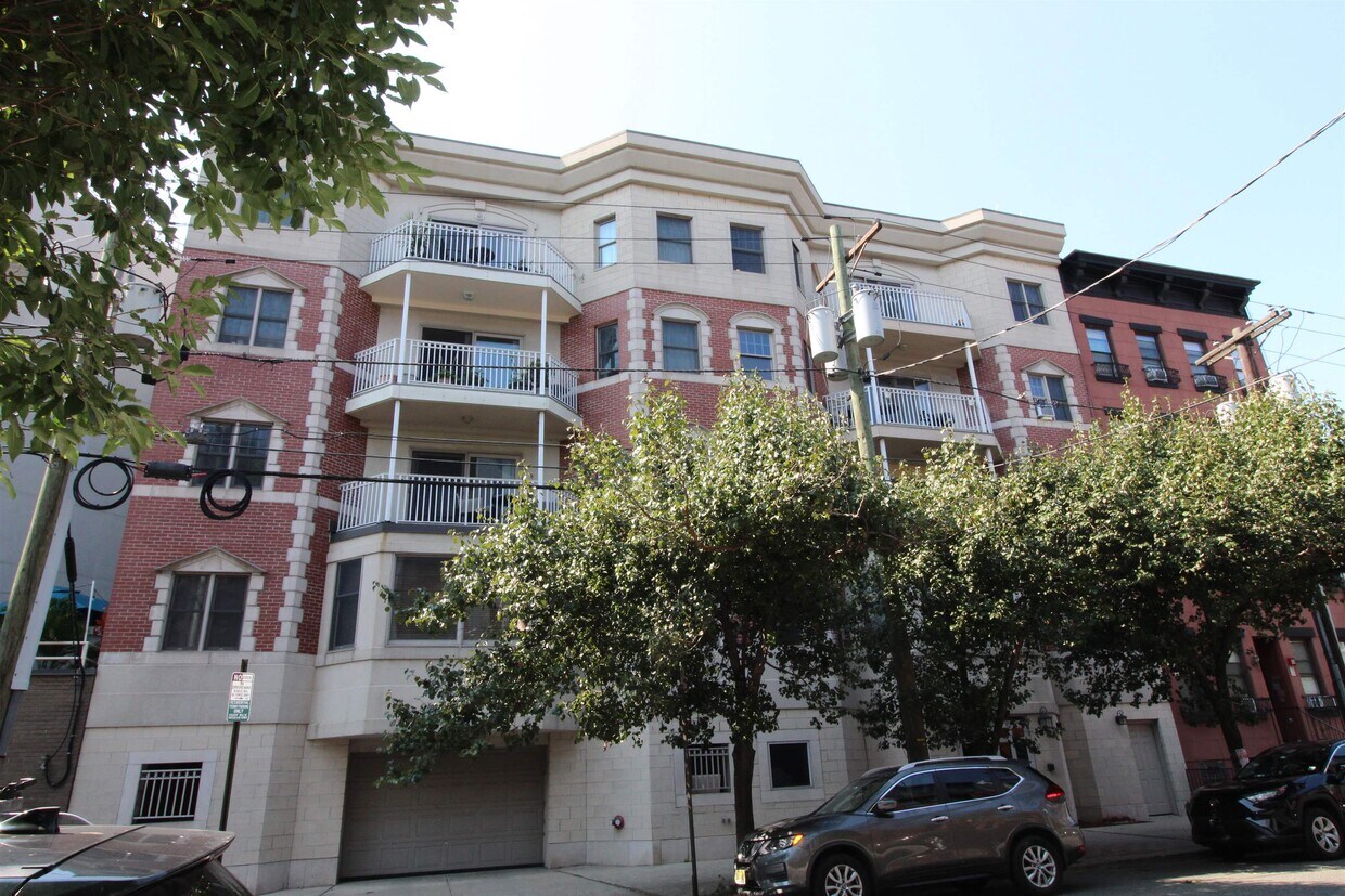 Primary Photo - 108 MONROE St