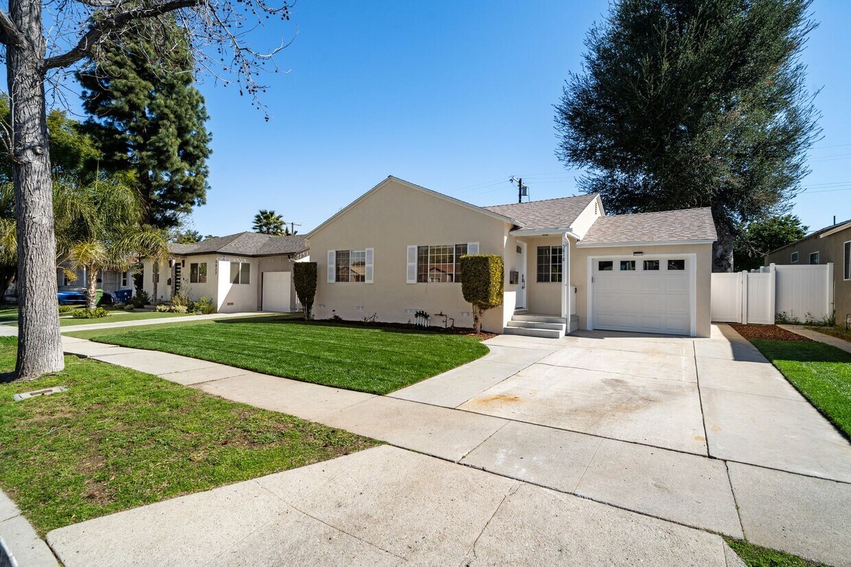 5818 Hesperia Ave, Los Angeles, CA 91316 - House Rental in Los Angeles