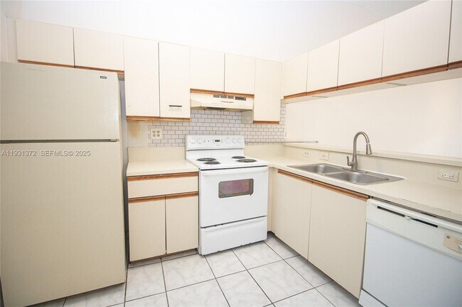 Foto del edificio - 9962 Nob Hill Pl