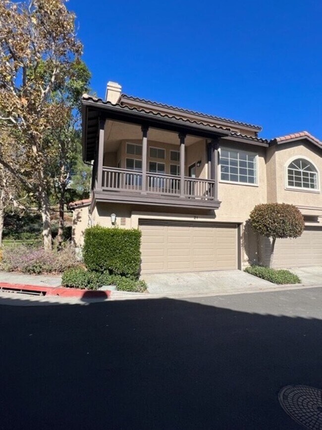 Foto del edificio - PICTURE PERFECT 2 BR/2 BATH PLUS LOFT END UNIT CONDO WITH DIRECT ACCESS 2 CAR GARAGE