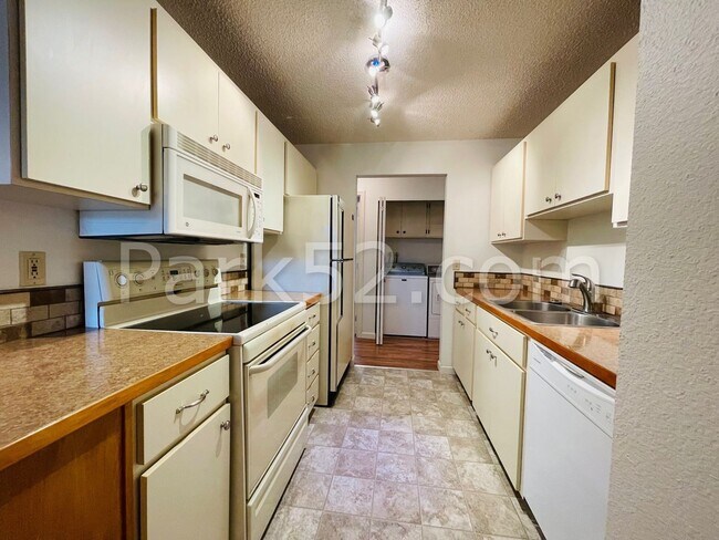 Building Photo - 1020 Panorama Dr
