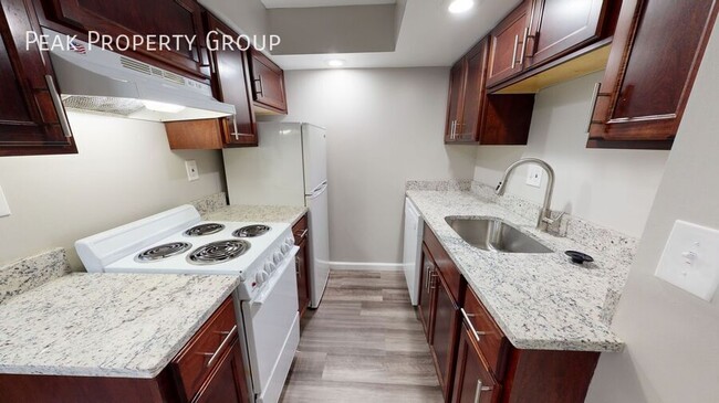 Building Photo - Available Now! 1 Bedroom Apartment Near OS...