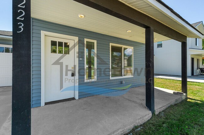 Foto del edificio - 3 Bedroom 2 Bathroom Home with Attached Ga...