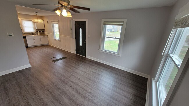 Foto del edificio - 3 Bedroom With A Finished Basement And Large Back Yard