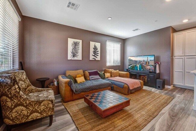 Building Photo - Elegant Modern Townhome!
