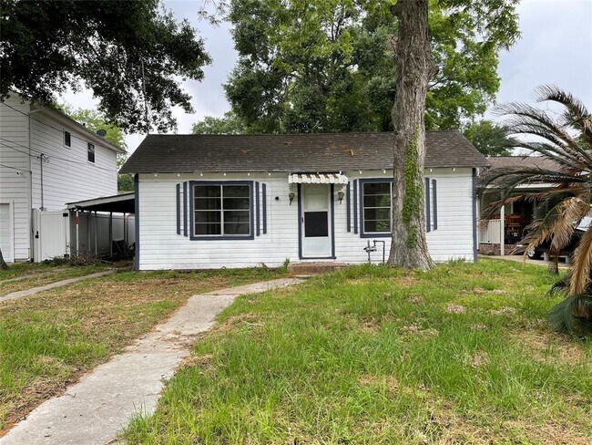 Building Photo - 713 N D Ave