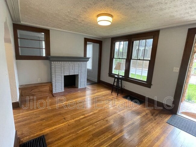 Building Photo - 1845 Lakewood Terrace SE