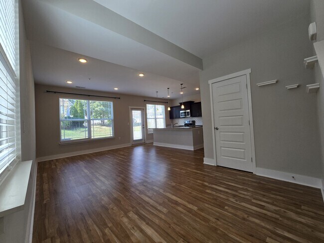 Foto del edificio - 6006 Hillside Ln