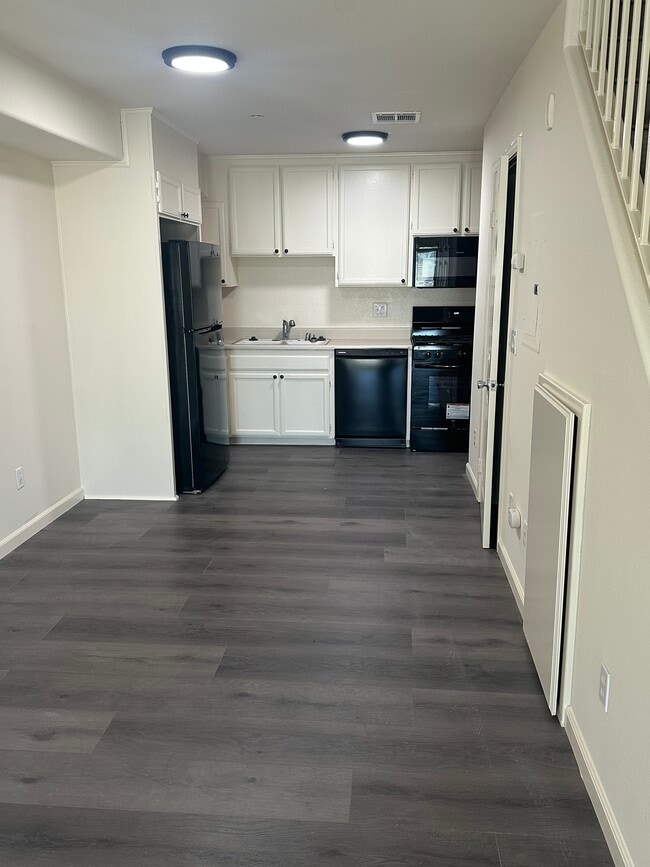 Building Photo - 3621 Westwood Townhomes