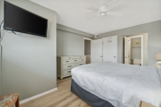 Building Photo - 8743 Thomas Dr