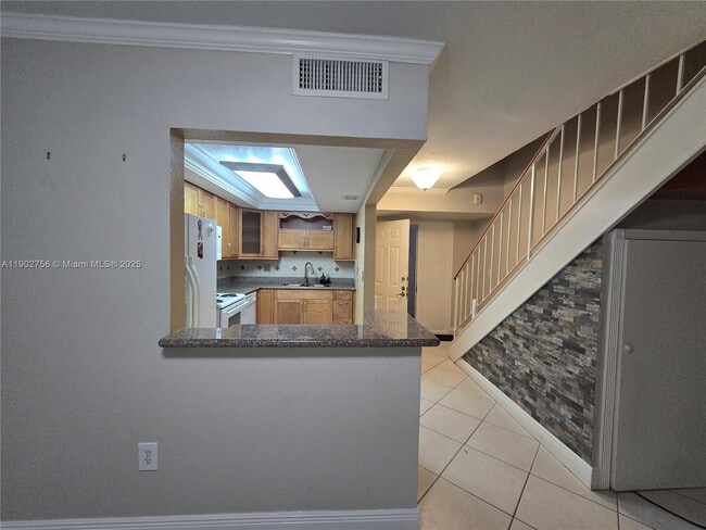 Building Photo - 9371 Fontainebleau Blvd