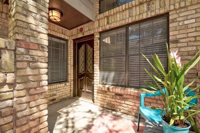 Building Photo - 10819 Crown Colony Dr