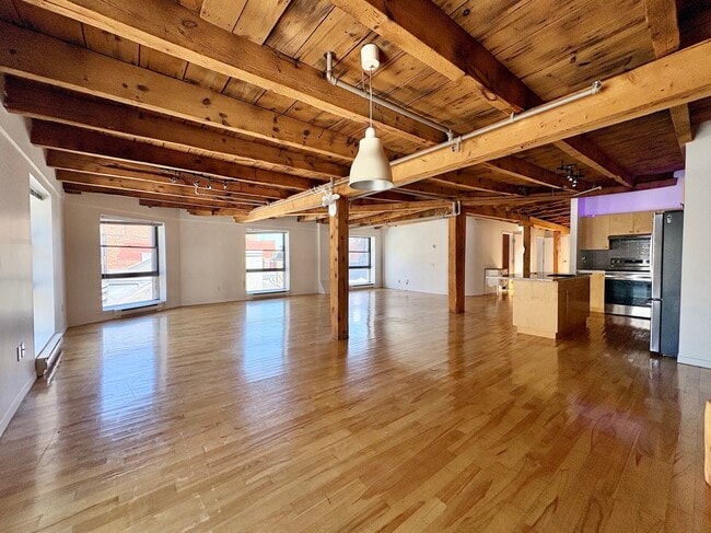 Building Photo - 358 Rue Saint-Pierre