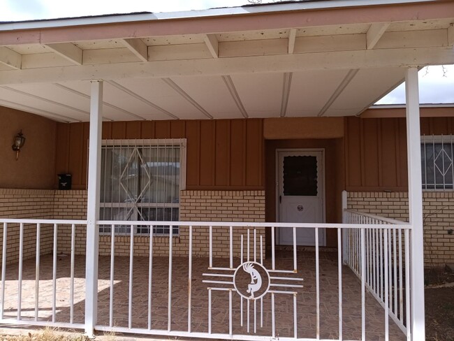 Building Photo - Spacious 3 bedroom, 2 bathroom home! Showi...