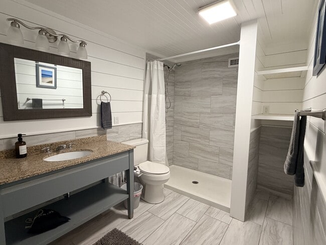 Building Photo - 5708 Emerald Dr