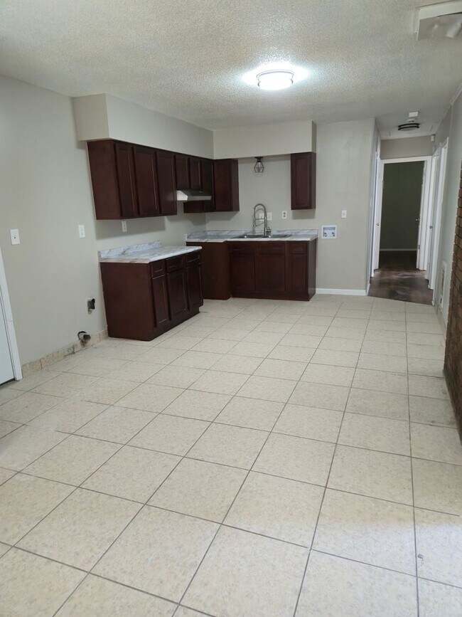 Foto del edificio - Spacious 3BD/1B Family home