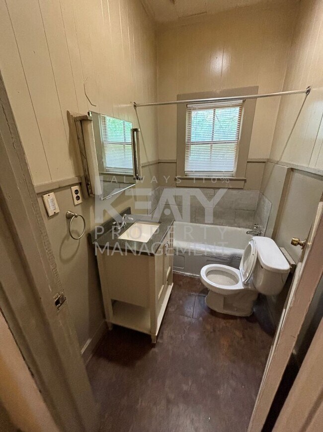 Building Photo - 2 Bedroom, 1 Bathroom NOW Available!