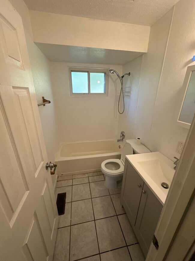 Building Photo - Great 3-bedroom w/ BONUS room in basement!...