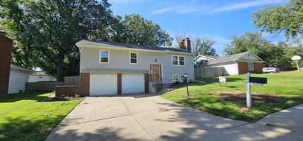 Building Photo - 884 E Greenway Ct