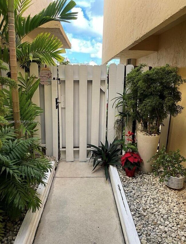 Foto del edificio - 8837 NE 4th Avenue Rd