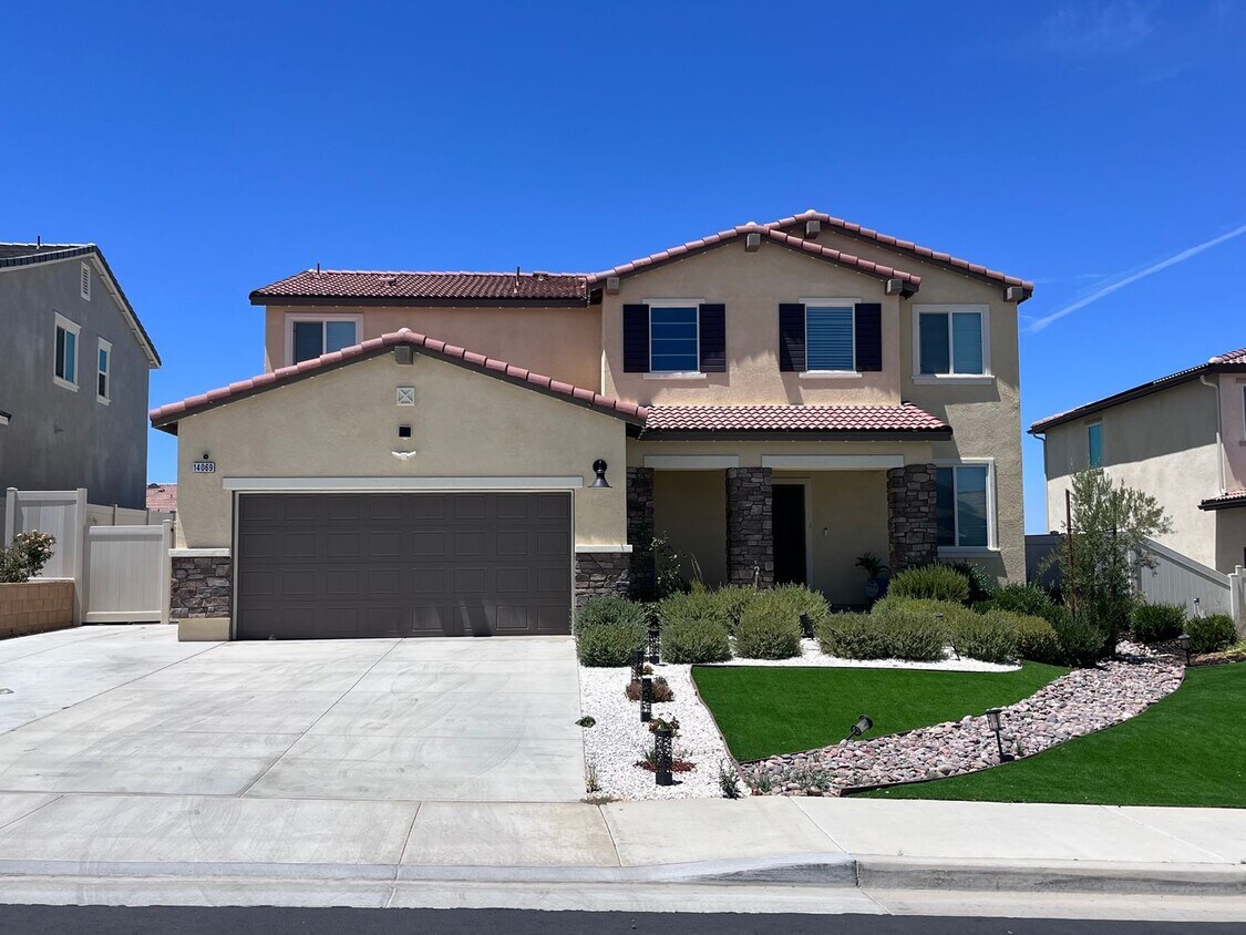 Foto del edificio - Stunning 4 bedroom 3 bath home