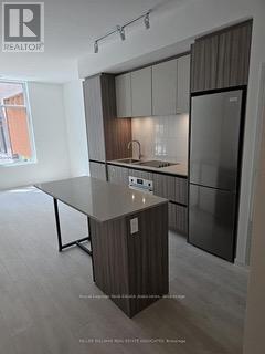 Photo du bâtiment - 8 Beverley Glen Blvd