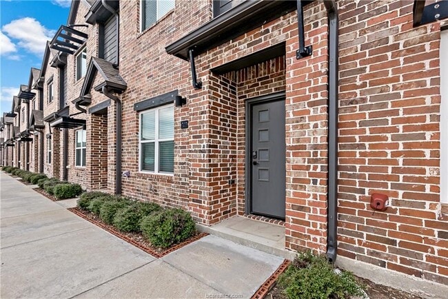 Photo - 1451 Associates Ave Townhome