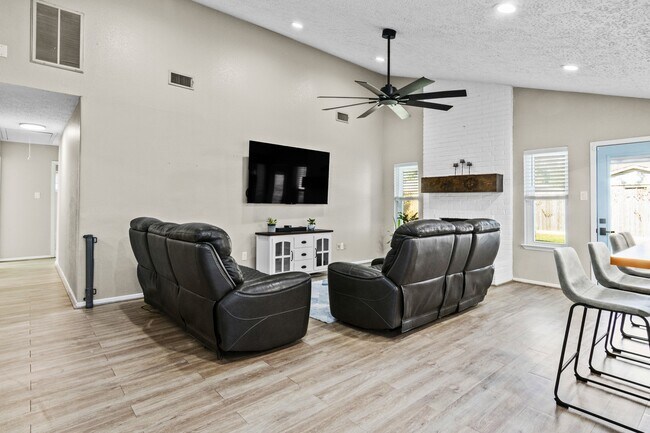 Foto del edificio - 467 Reseda Dr