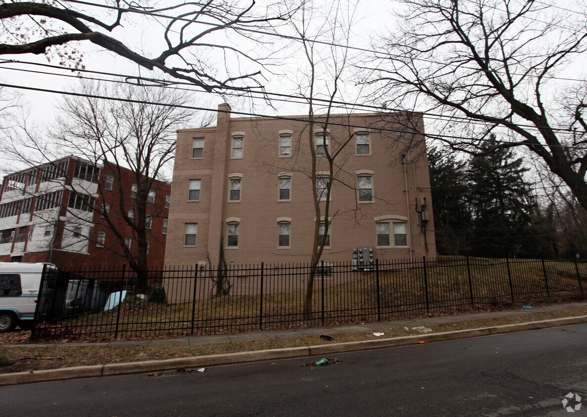 Building Photo - 3031 Buena Vista Ter SE