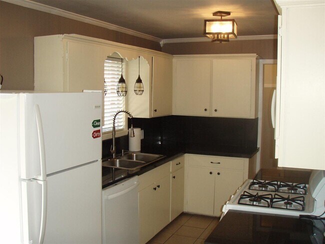 Building Photo - 305 Springwood Dr