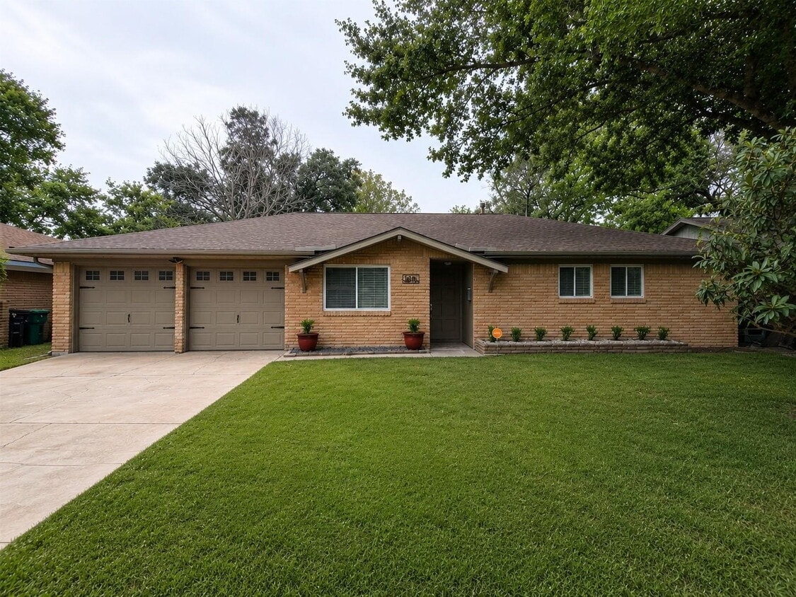 3 Bed Home for Rent in Westbury 77035 with Large Fenced Yard & Deck - 3 Bed Home for Rent in Westbury 77035 with Large Fenced Yard & Deck