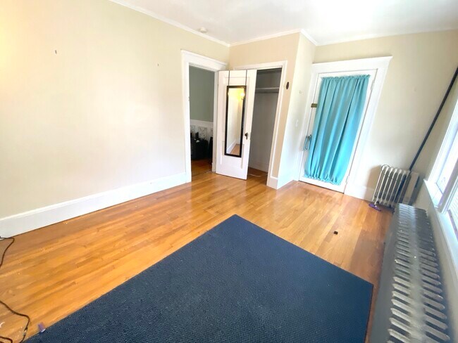 Building Photo - 29 Oak Square Ave