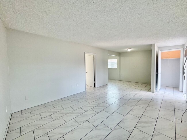 Building Photo - Off Havendale - End Unit Duplex