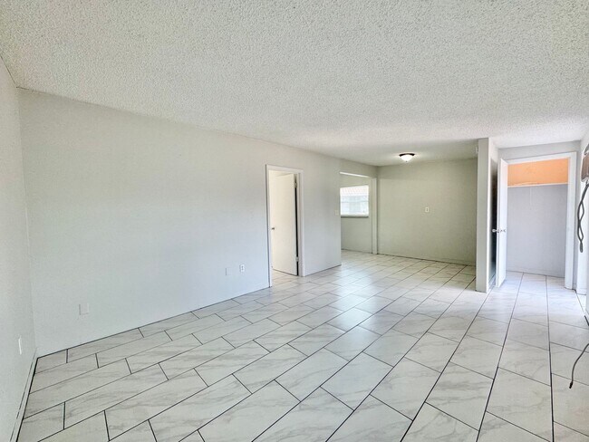 Foto del edificio - Off Havendale - End Unit Duplex