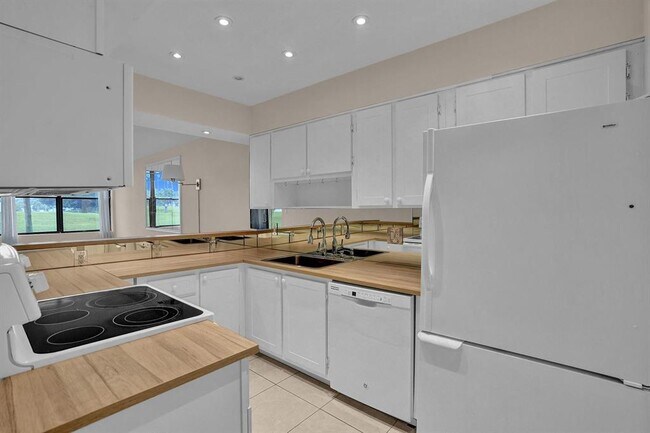 Foto del edificio - 16300 Golf Club Rd