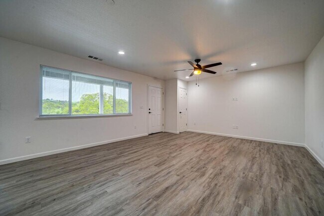 Foto del edificio - 2325 Blake Ln
