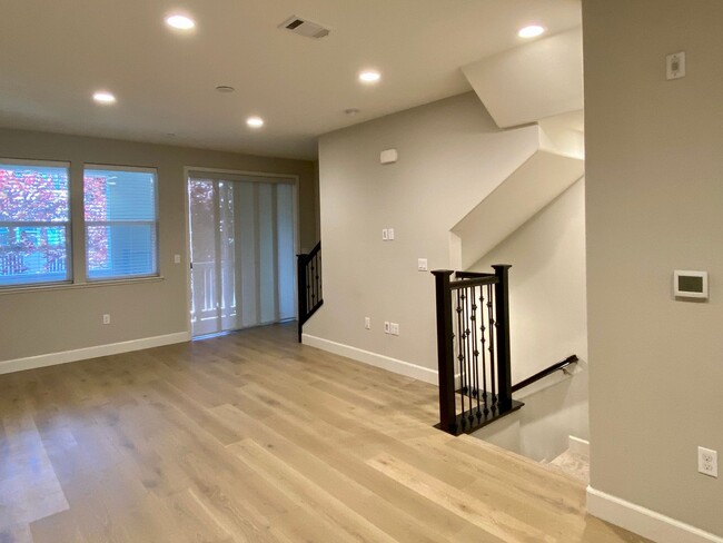 Building Photo - Gorgeous 2 Bedroom 2.5 Bath Sandalwood Tow...
